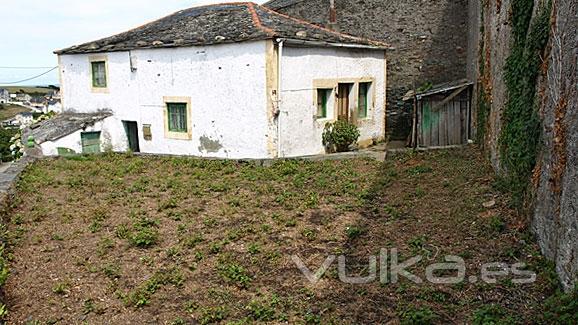 Vista de la casa desde el jardn de la propiedad