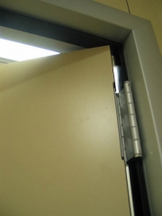 Liberfusta- puerta compacto vaiven con cerco de aluminio