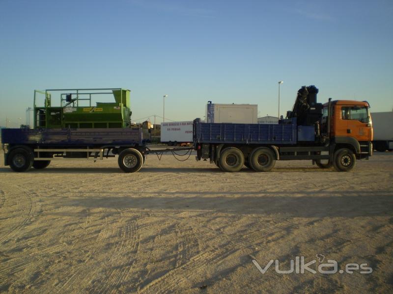 Camión grua con remolque