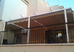 Toldo de guias con estructura y terminaciones decorativas
