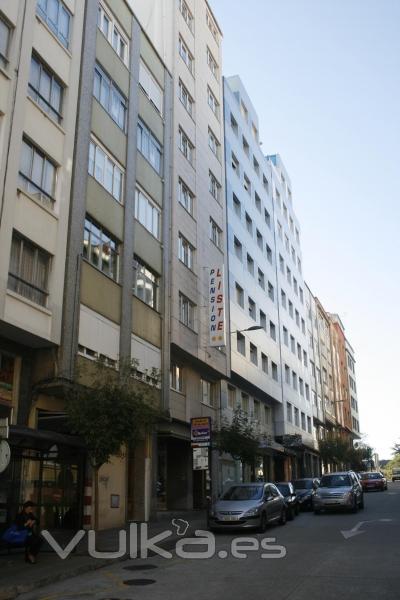 Fachada Hostal. Al final de la calle, la Estación de Tren. A la derecha, calle peatonal