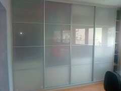 Armario de puertas correderas de aluminio plata y metacrilato acido mate
