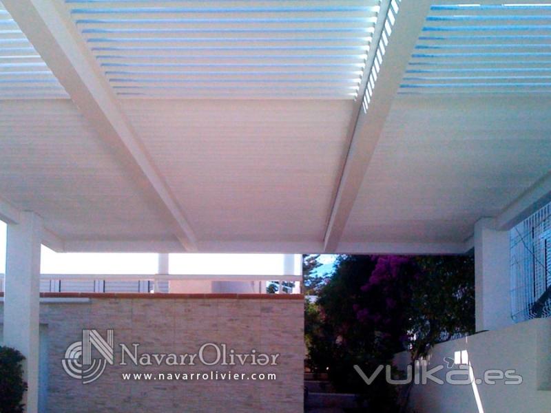 Pergola de vigas laminadas y lasmas de iroko