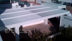 Pergola de luz filtrada en madera