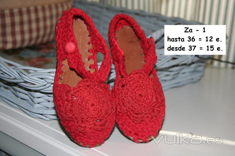 Zapatillas veraniegas hechas a crochet en hilo de algodn. Cierre con botn. Cualquier color y talla