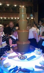 Fuente de chocolate con base luminosa