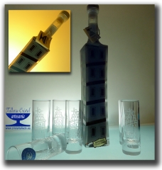 Botella torre hrcules (con licor caf) y 6 chupitos.(detalle).