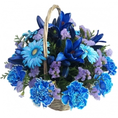 Preciosa cesta de flores azules. una forma original de regalar flores.
