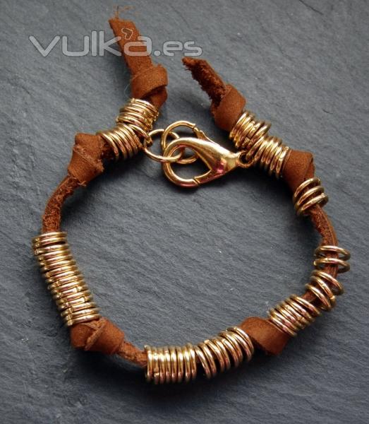 pulsera cuero y aritos bao oro 14