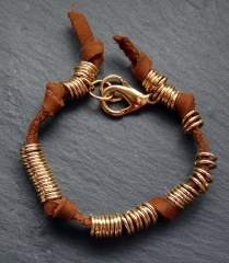 Pulsera cuero y aritos bano oro 14