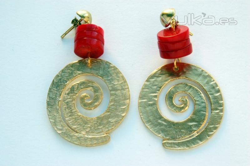 pendientes coral y dorado mate