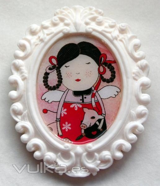 broche artesanal con ilustracin de la creadora.