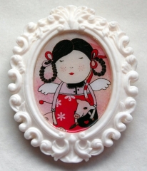 broche artesanal con ilustracin de la creadora.