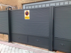 Puerta corredera automatizada y puerta de paso con lamas elpticas, pintado al horno