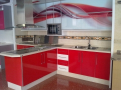 Cocina de formica y cristal encimera silestone
