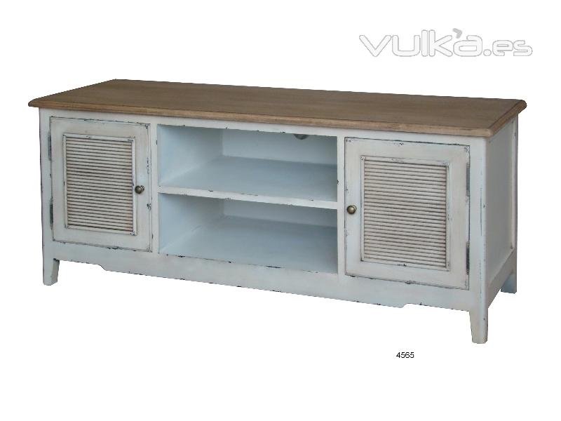 Mueble bajo con dos puertas y estantes en madera de fresno decapada y abedul natural.