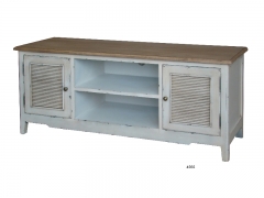 Mueble bajo con dos puertas y estantes en madera de fresno decapada y abedul natural