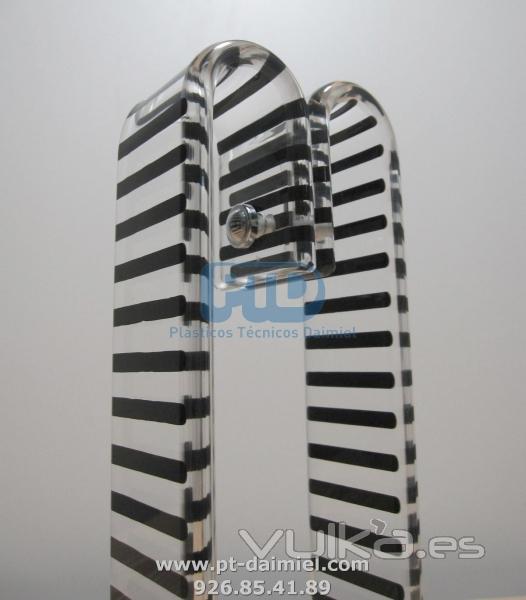 Tirador de puerta elaborado en metacrilato incoloro de rayas negras horizontales modelo MC16