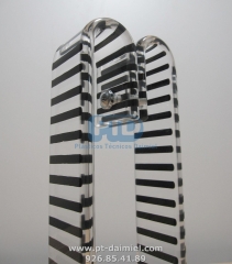 Tirador de puerta elaborado en metacrilato incoloro de rayas negras horizontales modelo mc16