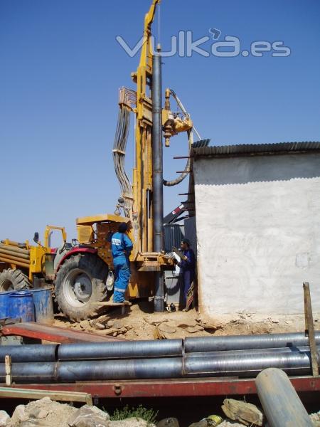 Entubando pozo con tubo de hierro