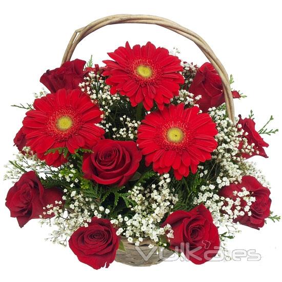 Rosas rojas, gerberas rojas y paniculata. Una cesta de flores especial para regalar a domicilio.