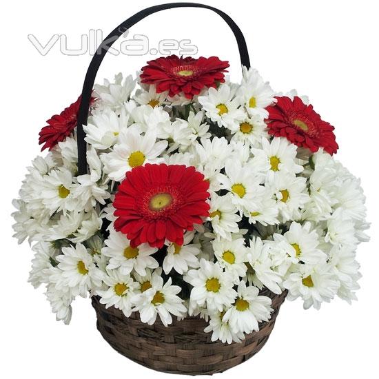 Gerberas y margaritas hacen de esta cesta de flores un regalo original para enviar a domicilio.