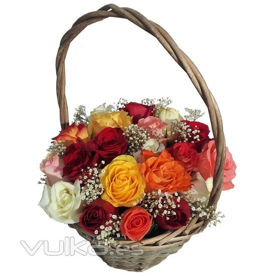 Enviar flores a domicilio es sencillo con esta cesta de rosas multicolor.