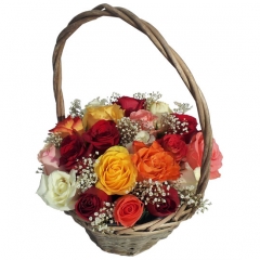 Enviar flores a domicilio es sencillo con esta cesta de rosas multicolor