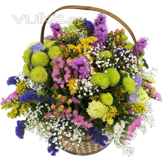 Flores silvestres en una cesta con estilo. Enve estas flores a domicilio. Regale flores