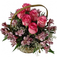 Original cesta de flores, compuesta por rosas y alstroemerias un regalo original