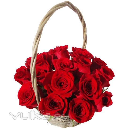 Bonita Cesta de rosas rojas, original para enviar flores a domicilio.