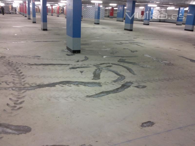 Pavimento parking preparado y masillado para pavimentar 