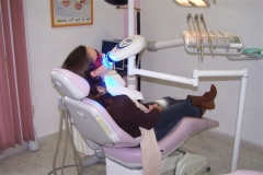 Paciente que se le esta realizando un blanqueamiento dental