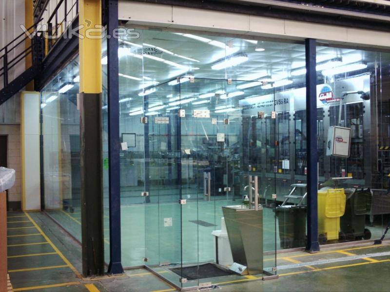 cerramiento interno combinando vidrio templado 10m en puertas y montantes  y vidrio laminar5+5 resto
