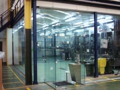 Cerramiento interno combinando vidrio templado 10m en puertas y montantes  y vidrio laminar5+5 resto