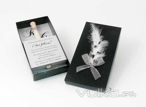 Invitacion-Boda-Especiales-Cromatica-en-Caja-Cocodrilo-con-Pluma-E7118-F