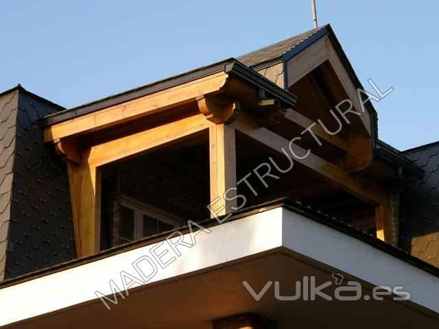 Cubierta de madera sobre una terraza de una vivienda