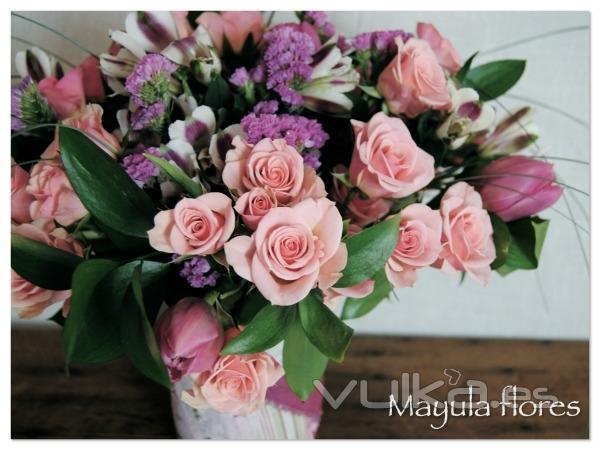 Ramo silvestre en tonos rosas en un jarron artesanal de patchwork Mayula flores