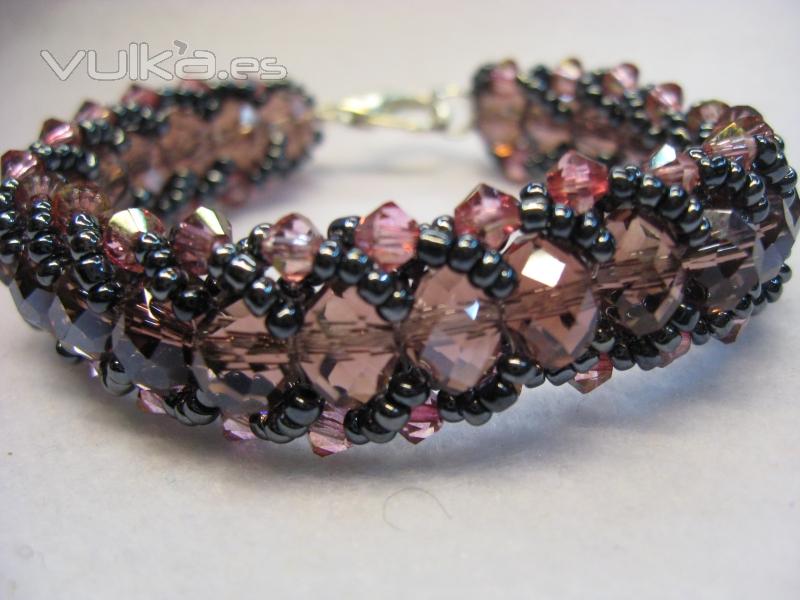 Pulsera de facetadas y swarovski realizada en uno de nuestros cursillos.