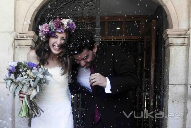 Felices para siempre. Novios saliendo de la iglesia.