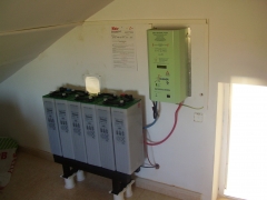Acumuladores e inversor en una instalacion fotovoltaica aislada