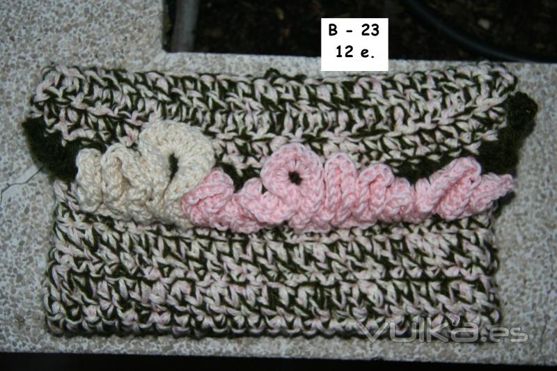 Pequeño bolso de mano para reunión informal y veraniega. Elaborado en crochet con lana y forrado. Pe