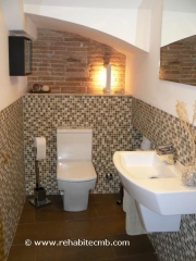 Diseno y reforma lavabo en vivienda antigua del Maresme. Aspecto baño rústico de piedra natural.