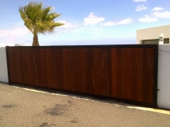 Puerta de hierro con maderawww aluminiomaderacom