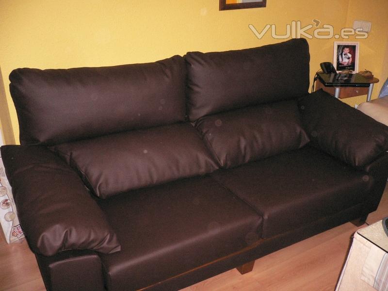 imagen despues del retapizado sofa  en piel sintetica. 