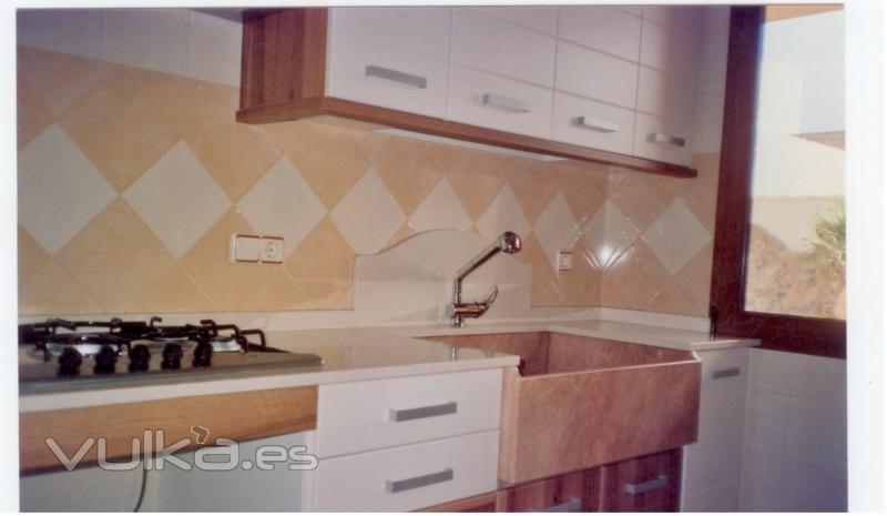 Encimera de Silestone Blanco Capri 2 cm. con piln de mrmol