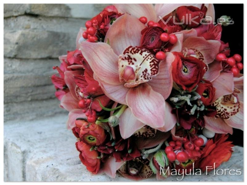 Ramo de novia rojo con un arire vintage muy romntico Mayula flores