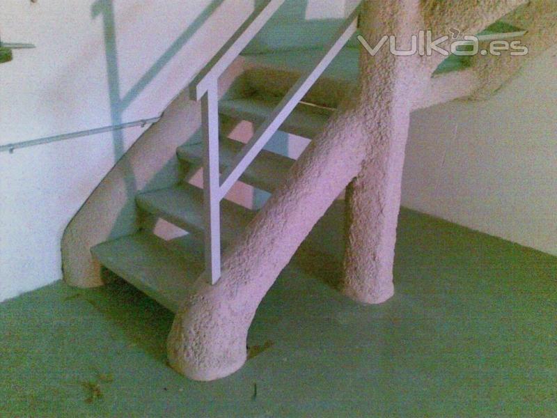 Detalle de protección contra incendios de zancas metálicas de escalera con mortero de perlita