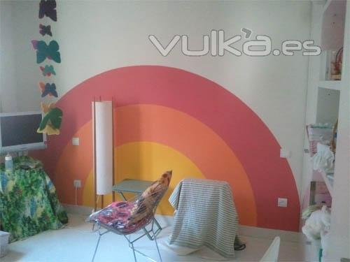 arco iris pintado en pao principal de dormitorio juvenil