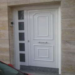Puerta de entrada de aluminio